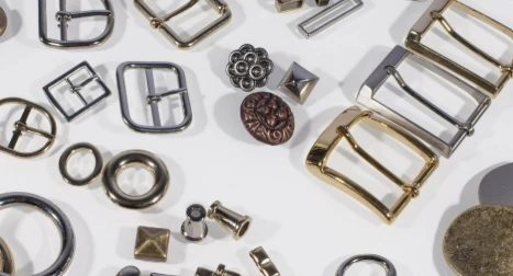 Avíos metálicos: hebillas, botones y complementos